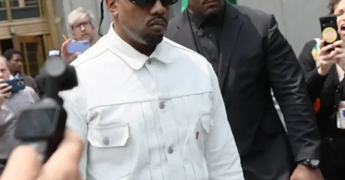 Kanye West hace una impactante —y extrañamente rápida— aparición en el juicio de Sean 'Diddy' Combs