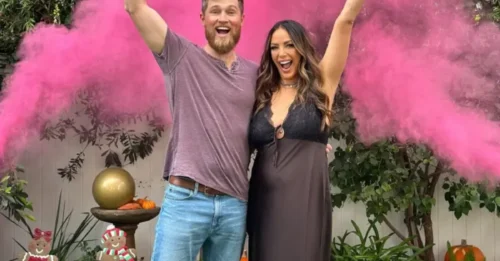 Kristen Doute da a luz a un bebé arcoíris con su prometido Luke Broderick