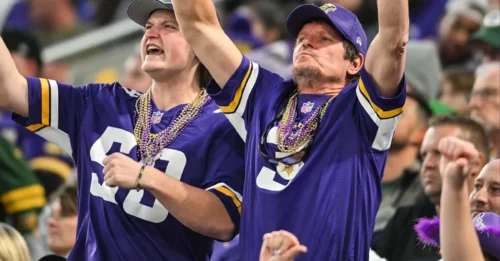 Vikings fans can't stop laughing as rival QB absolutely demolishes Packers fans in brutal fashion!