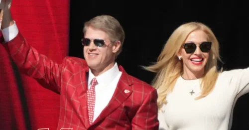 Clark Hunt's wife Tavia sends emotional message as Chiefs bid farewell to franchise hero loved reveals shocking truth behind Chiefs' heartbreaking farewell!