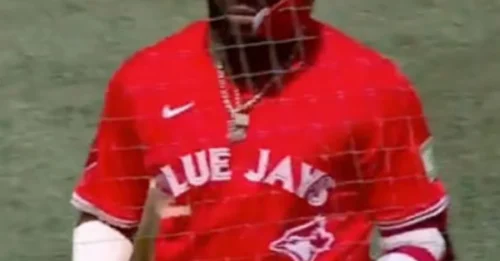 Unbelievable: Guerrero Jr. Handles Bat Like a Toothpick After Missed Swing Against Yankees