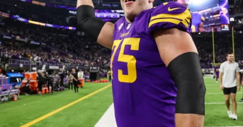 Top 3 NFL, Resilient Captain – Minnesota Vikings Cannot Afford to Lose This 6’7″ Giant!
