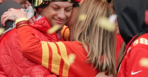 Patrick Mahomes unexpectedly reveals heartfelt message from mom – and Patrick's reaction sends social media into a frenzy!