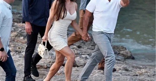 Lauren Sanchez lucha por mantener el equilibrio durante una cena doble con su esposo Jeff Bezos mientras Leonardo DiCaprio y Vittoria se unen a la pareja en medio de unas vacaciones en un superyate de $ 485 millones.