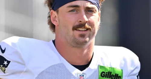 Patriots Shock Signing: Super Bowl Champ with 1,744 Yards and 14 TDs Joins the Roster – Now Rests on His Fragile Shoulders.
