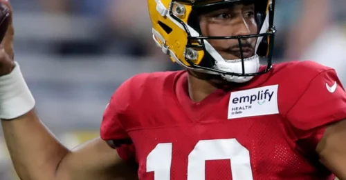 Packers' Jordan Love Will Undergo 'Little Procedure' on Left Thumb