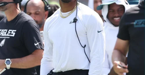 EAGLES IN TROUBLE: Unemployed Former Star QB Ready to Rescue Struggling Team!