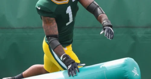 Micah Parsons stunned fans as he still took the field in a special way during the game against the Lions.