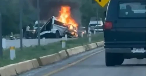 Al menos 15 muertos en un terrible choque con una bola de fuego después de que un camión lleno de trabajadores se estrellara contra un taxi en una autopista de México.