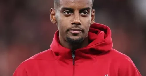 ANFIELD ERUPTS: Slot's Shocking Isak Fitness Verdict Threatens To Derail Everton Clash Before Kickoff.