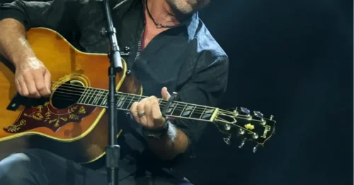 El compositor ganador del Grammy Brett James, que trabajó con estrellas de primera línea, entre los tres muertos en un accidente aéreo.