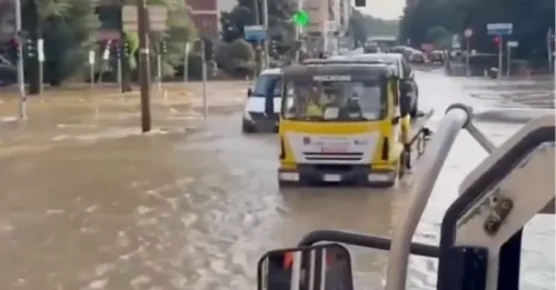 Inundaciones en Italia: las tormentas inundan lugares turísticos populares mientras personas atrapadas en autos y niños rescatados