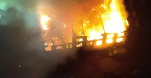 Un bombero resultó gravemente herido al apagar un gran incendio en un molino abandonado tras el derrumbe del edificio.
