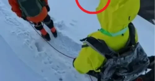 El escalofriante momento en que un excursionista de 31 años se precipita desde una montaña de 5.500 metros de altura hasta la muerte tras 