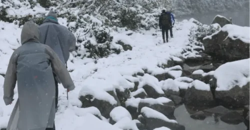 Ahora una TORMENTA DE NIEVE golpea partes de Europa dejando hasta 20 pulgadas de nieve mientras se declara el estado de emergencia después de que la lluvia azotara los puntos críticos de las vacaciones.