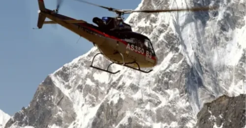 Casi 1.000 personas quedaron varadas en el Monte Everest tras una gran tormenta de nieve mientras los rescatistas se apresuran a llegar a los campamentos.