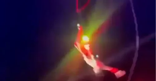 Aterrador momento en el que un trapecista se lanza al suelo frente a un circo atónito