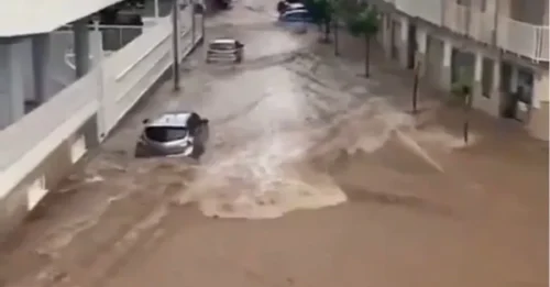 El aterrador momento en que el TORNADO azota la costa turística española mientras la tormenta Alice provoca terribles inundaciones y evacuaciones.