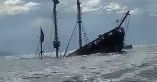 Impactante momento en que el icónico barco pirata Marigalante se HUNDE frente a las costas de Puerto Vallarta tras 30 años de viajes turísticos
