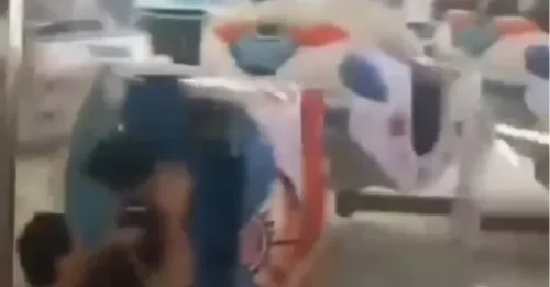El momento más conmovedor: un visitante de la feria queda destrozado después de que el break dance de una atracción del parque de diversiones se derrumba frente a una multitud horrorizada.