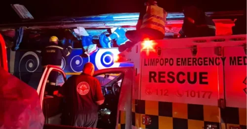 Un terrible accidente de autobús deja al menos 42 muertos en Sudáfrica después de que el vehículo se saliera de la carretera y cayera por un paso de montaña.