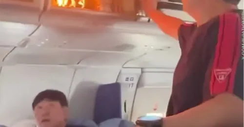 Momento en que estallan las llamas en la cabina del avión después de que se incendiara la batería del equipaje de mano cuando el vuelo se vio obligado a realizar un aterrizaje de emergencia.