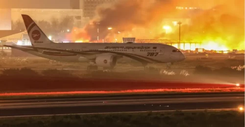 Un enorme incendio envuelve la terminal del aeropuerto de Bangladesh mientras los bomberos luchan por contener las llamas y todos los vuelos están suspendidos.