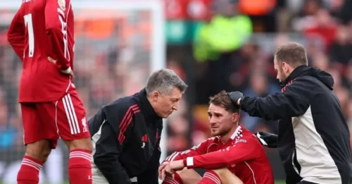 PREMIER LEAGUE FURY: Liverpool's Legitimate Protest Dismissed After Pivotal Officiating Error Paves Way for Manchester United's Decisive Goal.