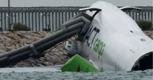Dos muertos después de que un avión se saliera de la pista y chocara contra un coche antes de precipitarse al mar en el aeropuerto de Hong Kong.