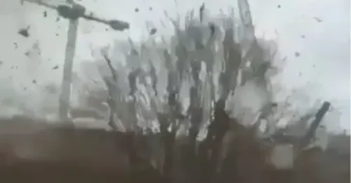 Momento aterrador: un tornado mortal arrasa una ciudad francesa cerca de París derribando tres grúas y dejando al menos un muerto.