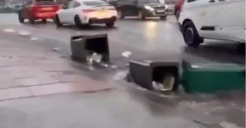Vea el momento en que las inundaciones convierten las calles en ríos con contenedores fluyendo por las calles mientras la Oficina Meteorológica emite una advertencia amarilla.