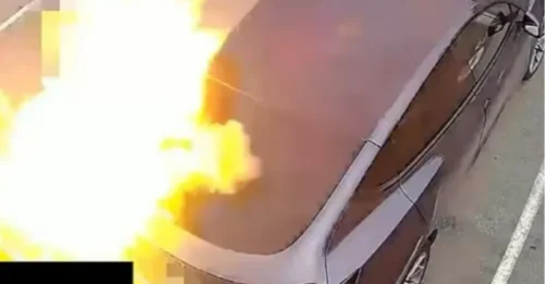 El aterrador momento en que un conductor de Tesla sale volando al explotar un cargador al conectar su vehículo eléctrico con un adaptador falso.