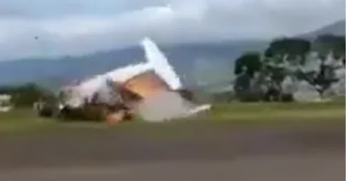 Momento impactante: un avión se estrella boca abajo momentos después del despegue y explota en una bola de fuego dejando dos muertos.