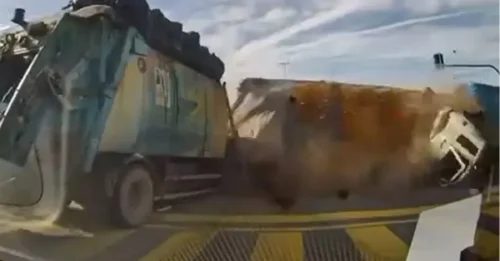 Momento impactante: un camión volquete desbocado se estrella contra varios vehículos en un semáforo.