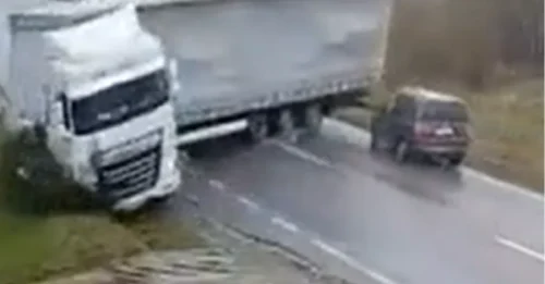 Horrible momento: un camión derrapa y aplasta un coche, matando a dos personas tras perder el control en una carretera empapada por la lluvia.