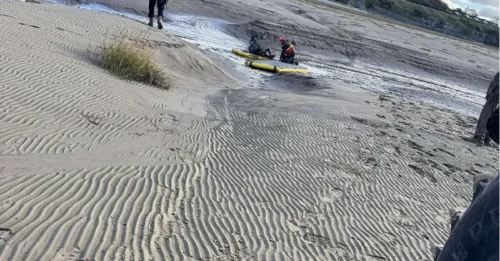 Los rescatistas trabajan frenéticamente para ayudar a un hombre atrapado en arenas movedizas mientras la marea entraba rápidamente, ya que solo eran visibles 