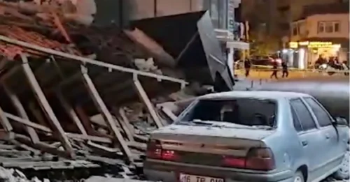 Un enorme terremoto de magnitud 6,1 sacude Turquía, un destino turístico británico, mientras se derrumban edificios y la gente huye.