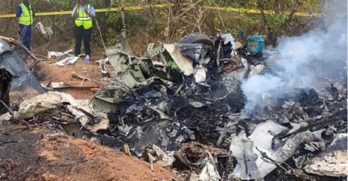 Un avión que transportaba turistas se estrella camino a una popular reserva de safari en Kenia y se teme que 11 personas hayan muerto.