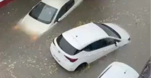Alerta roja meteorológica en España: fuertes vientos e inundaciones azotan zonas turísticas; un vídeo muestra cómo un transeúnte se salva de la muerte al caerle un árbol encima.