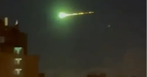 Mira el momento en que un misterioso OVNI gigante, una bola de fuego verde, sobrevoló Moscú, presenciado por cientos de personas.