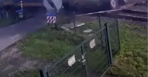 Un tren con 400 personas a bordo chocó contra un camión de fruta, haciendo volar las peras, después de que un conductor torpe cruzara las vías… ¡pero dio marcha atrás!