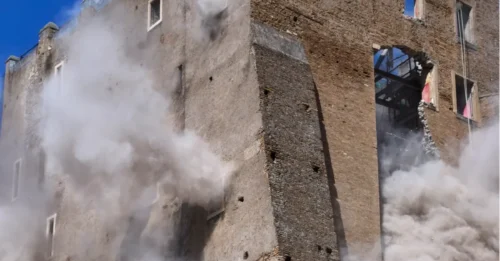 Momento impactante: una antigua torre romana se derrumba frente a turistas aterrorizados cerca del Coliseo, dejando a uno atrapado entre los escombros