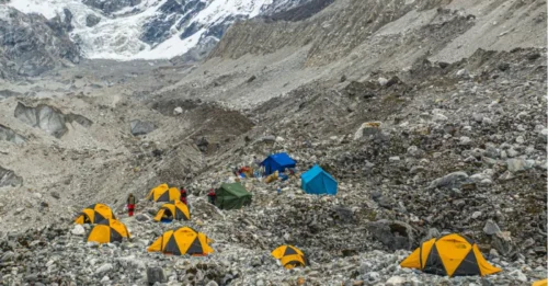 Al menos siete muertos, incluidos cinco turistas, después de que una terrible avalancha azotara el campamento base de los escaladores en el Himalaya