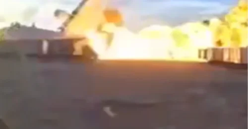 Momento aterrador: un avión se estrella contra el suelo y estalla en una enorme bola de fuego durante el despegue; 3 muertos y más probables víctimas.