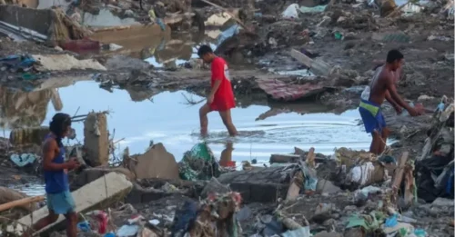 Vietnam azotado por el tifón Kalmaegi mientras la tormenta tropical deja 114 muertos en Filipinas