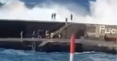 Momento trágico: un turista muere arrastrado mar adentro por una ola gigante en Tenerife, mientras que las Islas Canarias se ven afectadas por marejadas ciclónicas.