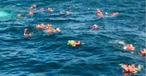 Horror en crucero: 55 pasajeros quedan a la deriva en el mar tras el hundimiento de un catamarán de 12 metros durante una excursión de un día.