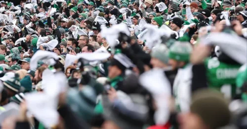 STORM IN PHILADELPHIA EAGLES: Dan Campbell Breaks Silence on Eagles Fans’ Hostility Before Lions’ Biggest Test Yet
