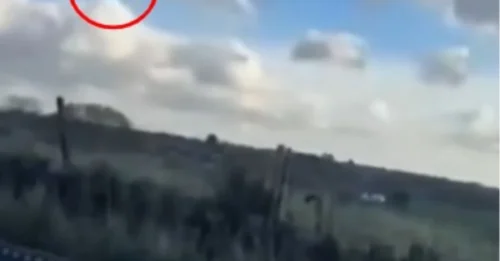 Momento de terror: un autogiro se precipita a tierra tras fallar el motor; el piloto sobrevive milagrosamente al aterrizaje forzoso en un campo.