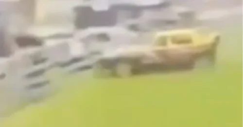 Al menos 13 personas resultaron heridas cuando un coche de carreras arrolló a una multitud después de que el conductor 